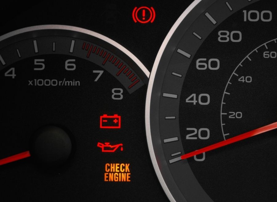 can low oil cause check engine light