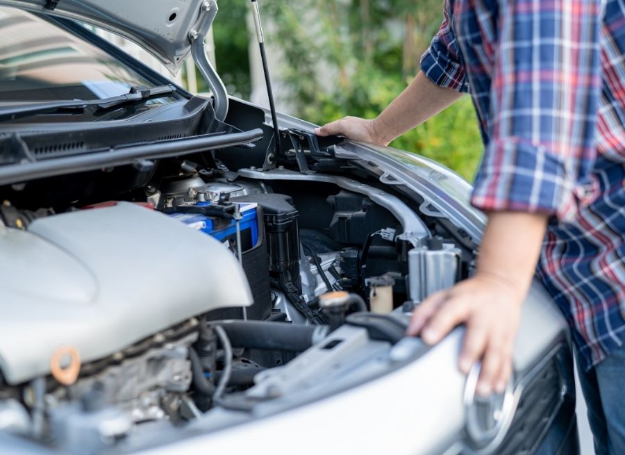 can low oil cause check engine light